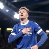 Joel Grodowski (Bielefeld) remercie ses supporters KEYSTONE/EPA/CHRISTOPHER NEUNDORF